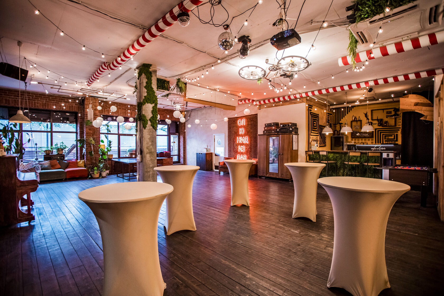 Фотография 1 площадки Большой уютный лофт с верандой на Нижегородской — 290 м²