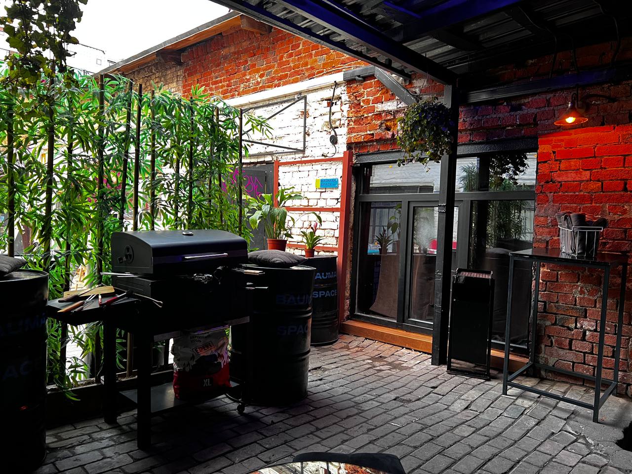 Фотография 16 площадки Светлый лофт со сценой и верандой у Бауманской