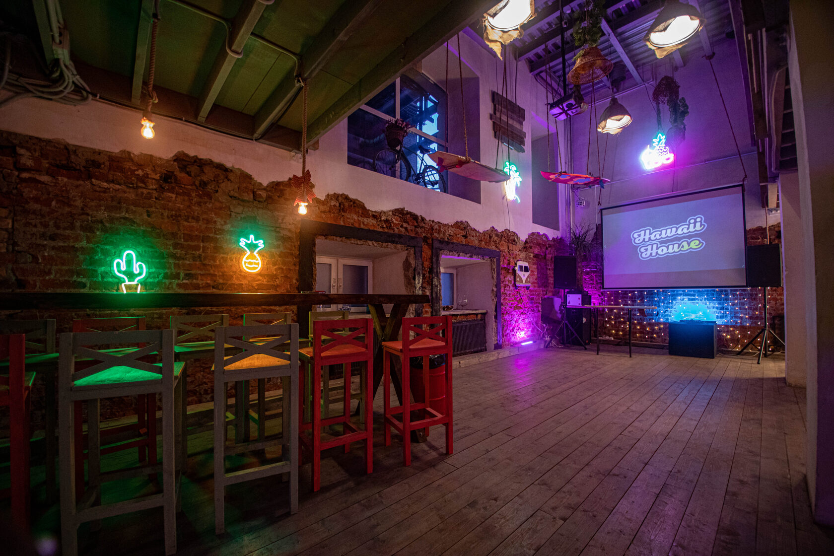 Фотография 20 площадки Hawaii House на Бауманской: двухуровневый лофт с верандой, 390 м²