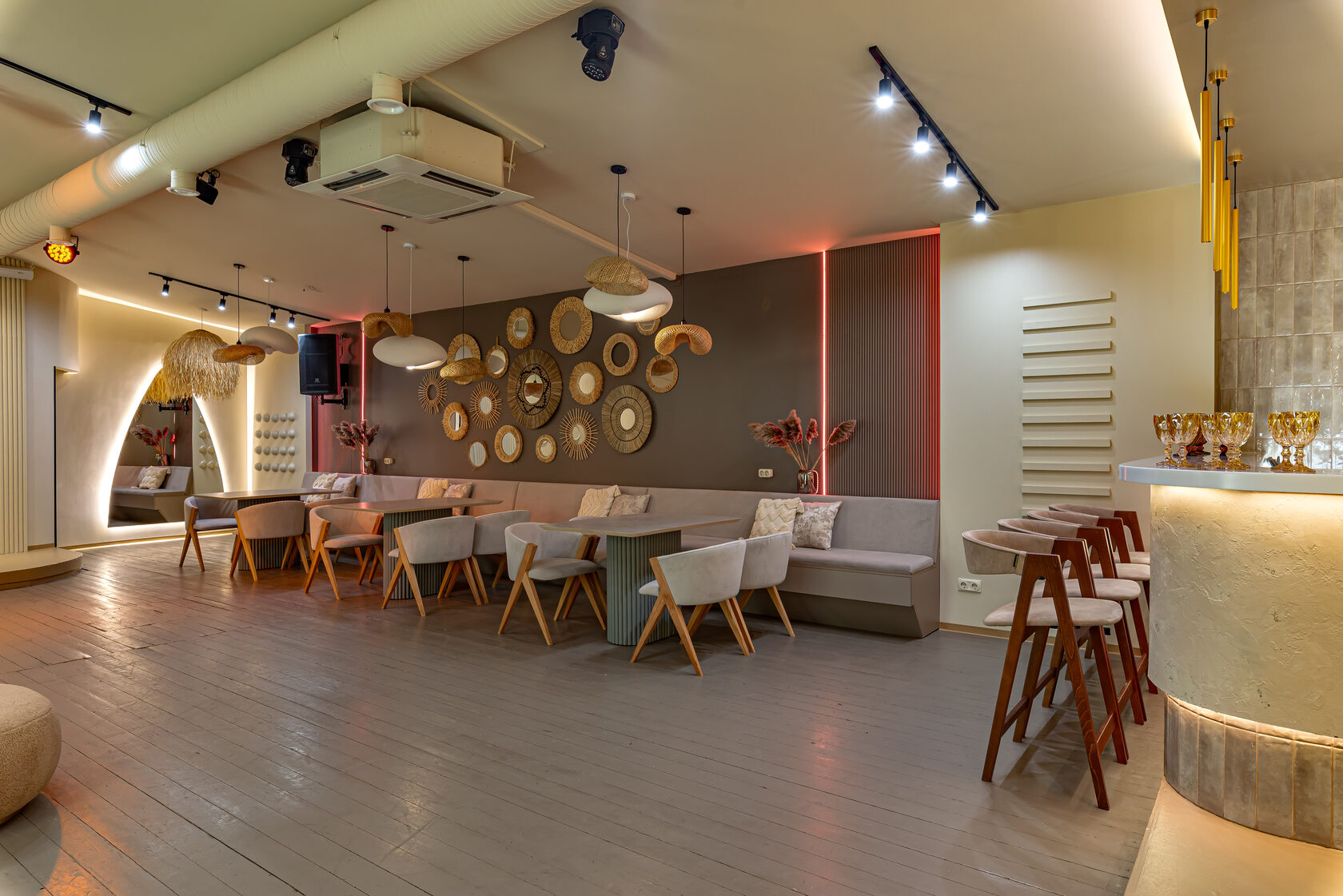 Фотография 17 площадки МАЙ «Август» на Курской: зал 110 м² в стиле ваби‑саби