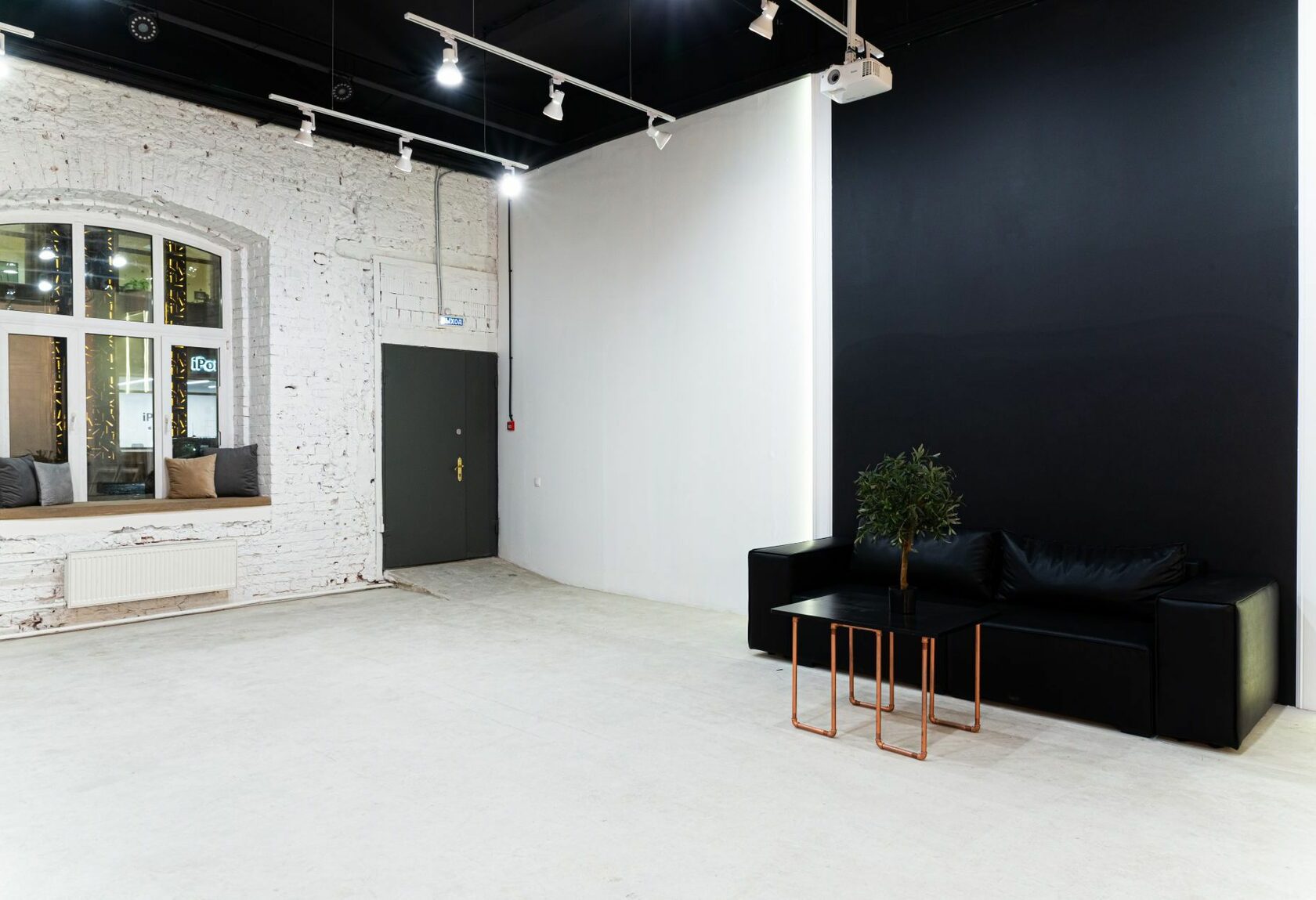 Фотография 8 площадки CLASSIC Loft на Тульской: зал с верандой 140 м²