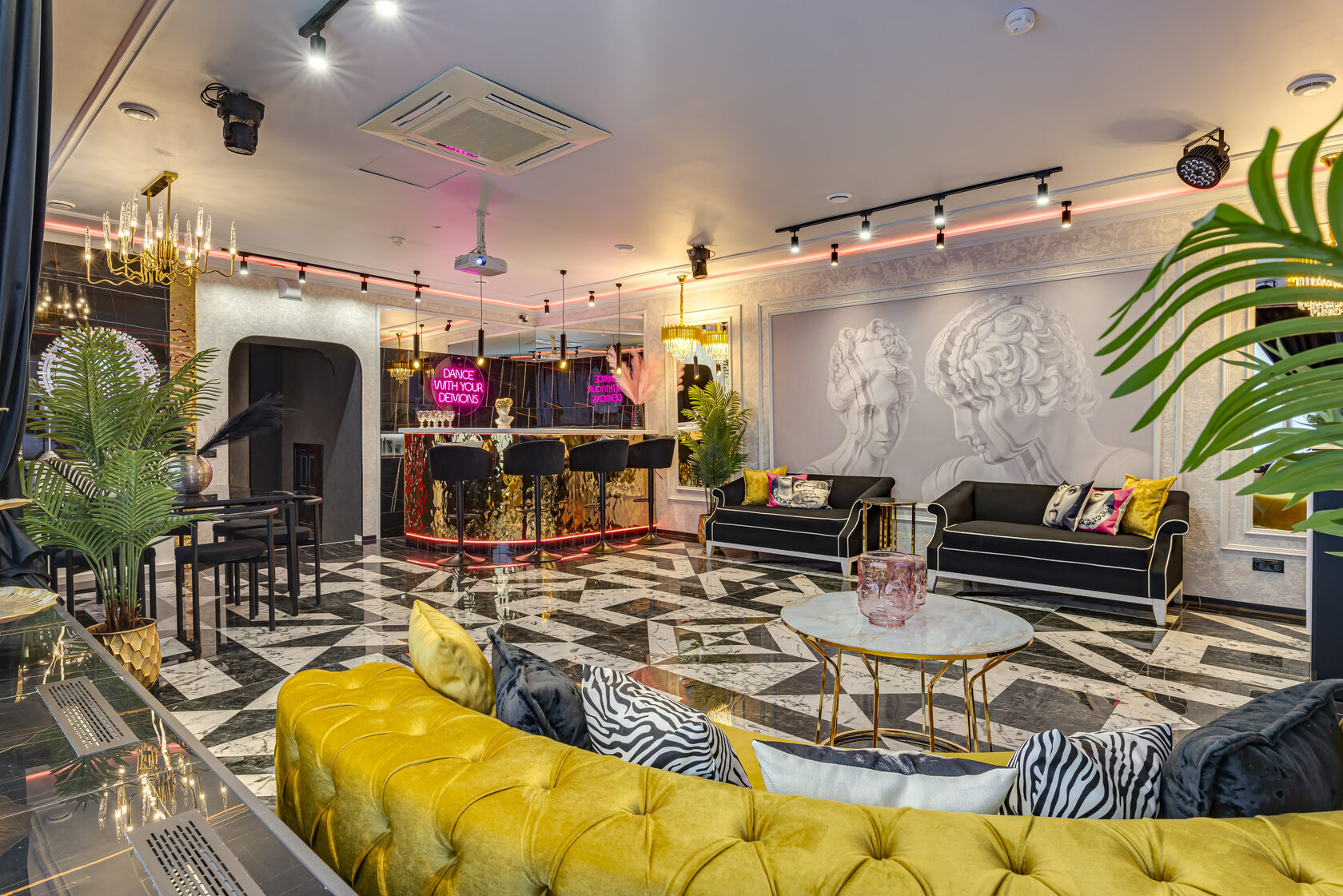 Фотография 1 площадки Место Юг на Бауманской: классический зал с поп‑арт акцентами, 80 м²