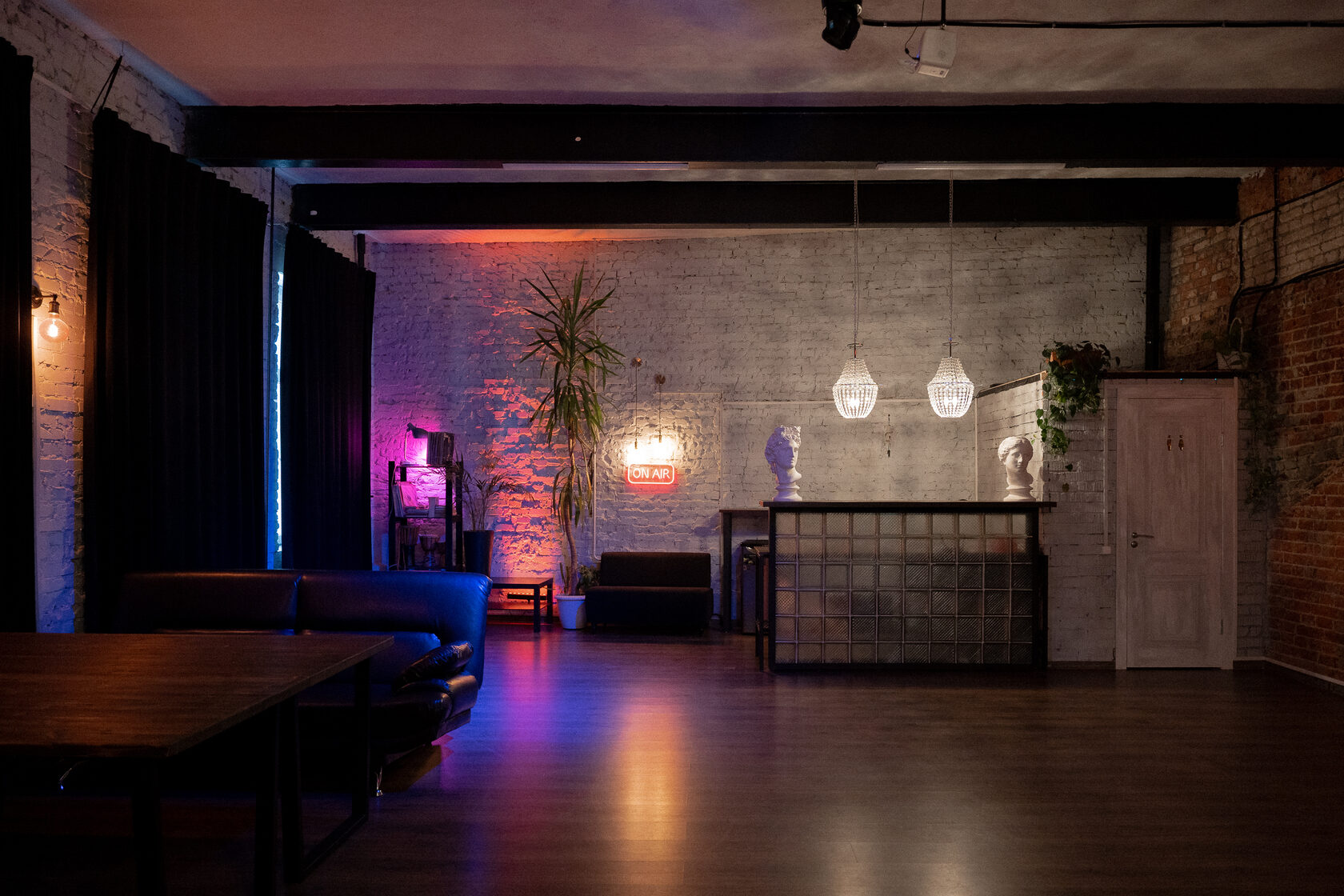 Фотография 1 площадки Высокие потолки на Вольной: камерный зал 90 м²