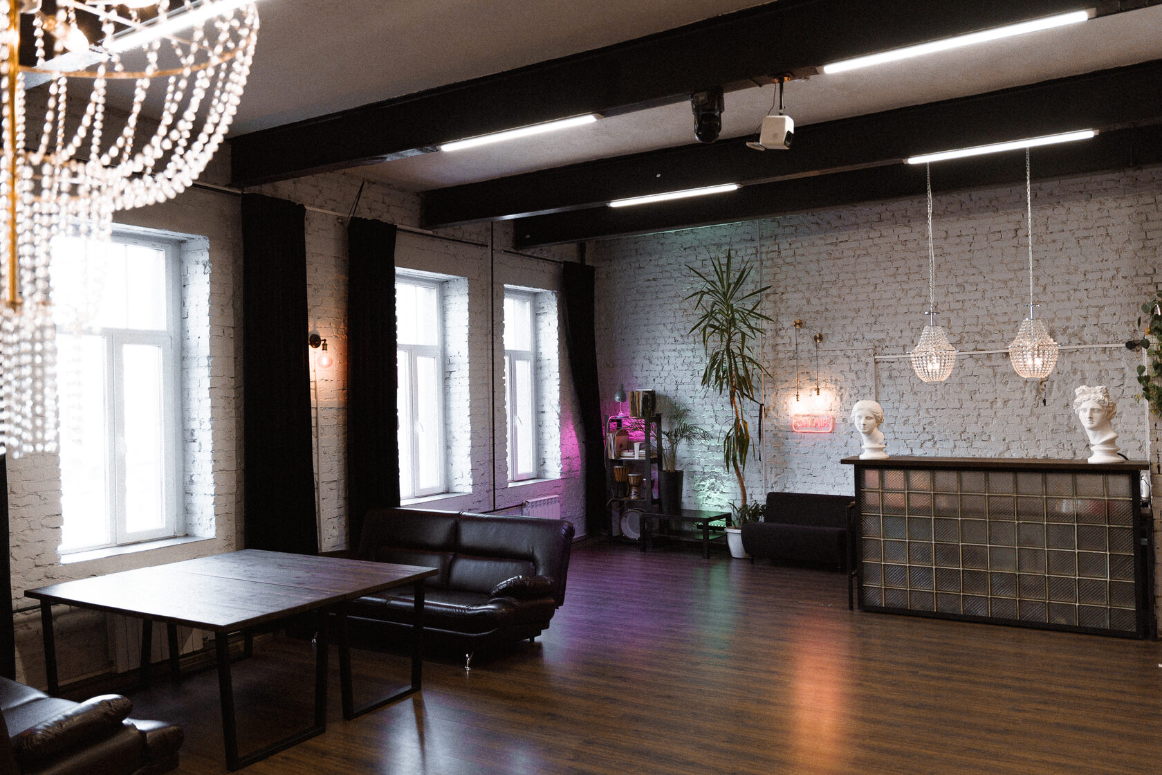 Фотография 5 площадки Высокие потолки на Вольной: камерный зал 90 м²