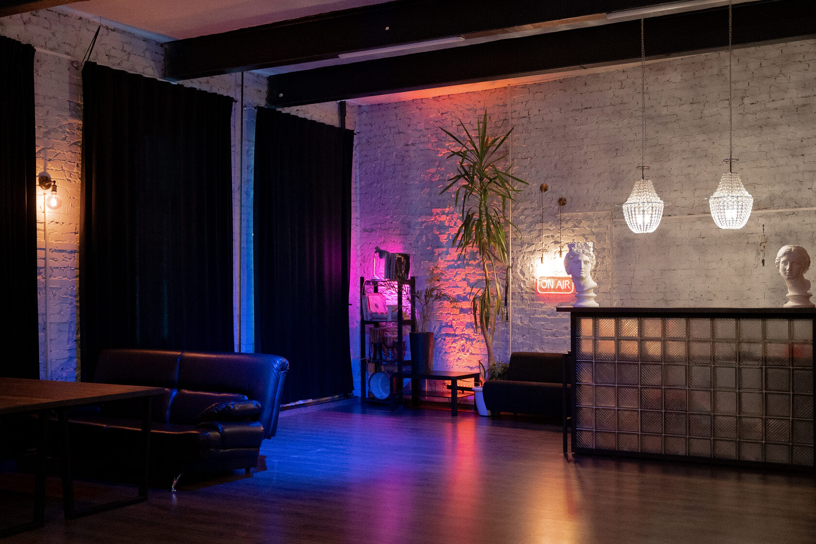 Фотография 13 площадки Высокие потолки на Вольной: камерный зал 90 м²