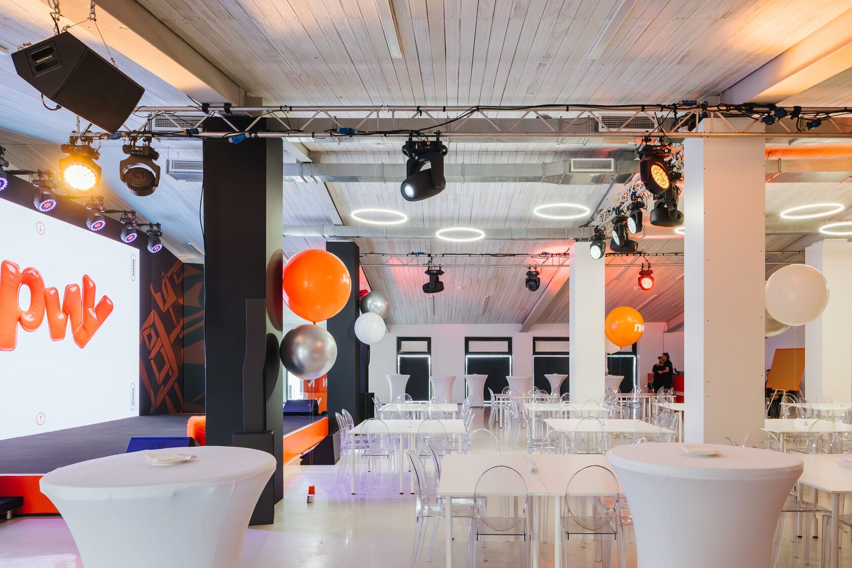 Фотография 13 площадки Шале на Чистых прудах: светлый зал 500 м²