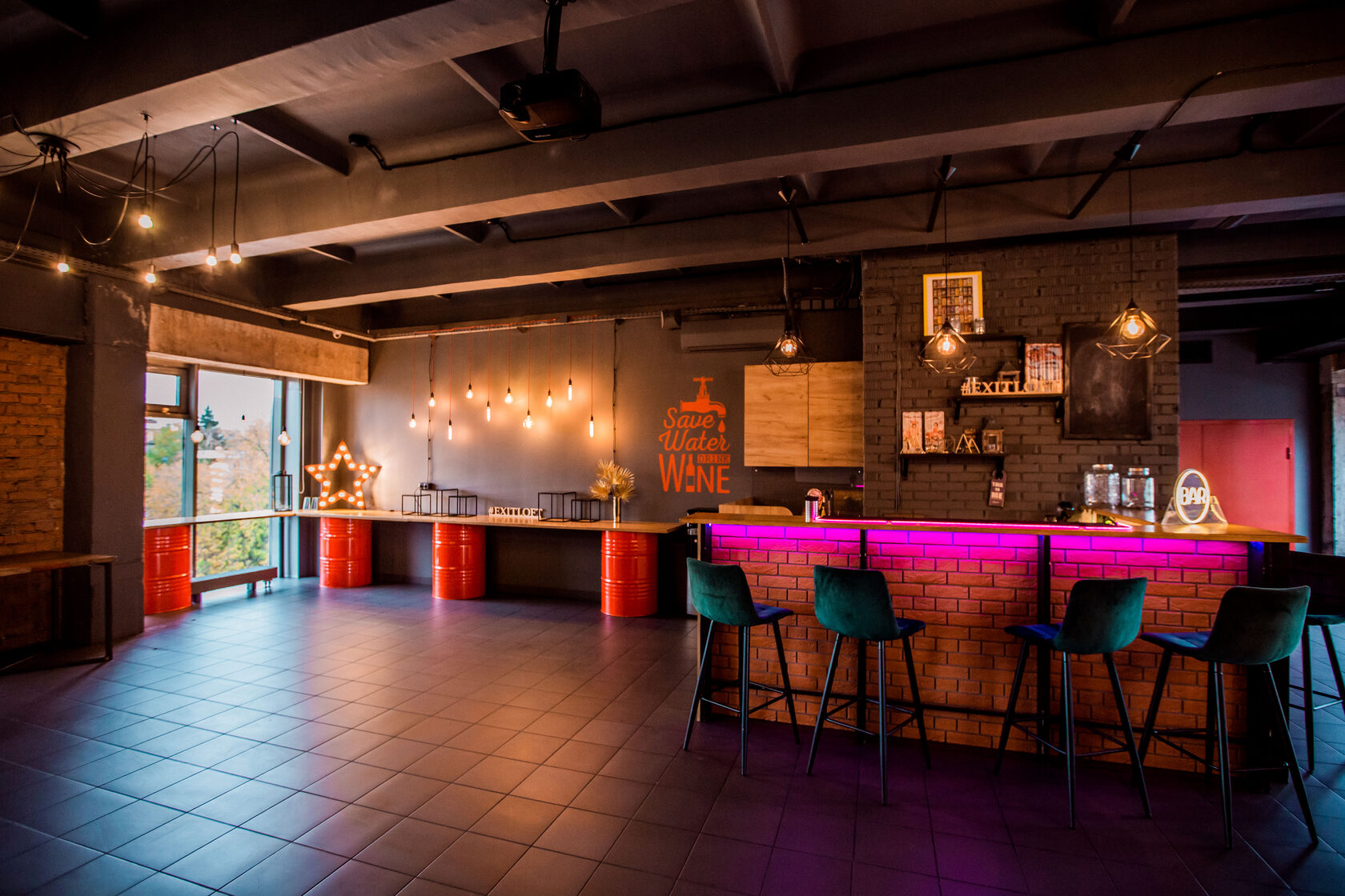 Фотография 1 площадки Exit Loft на Дубровке: зал 140 м² и крыша 220 м²