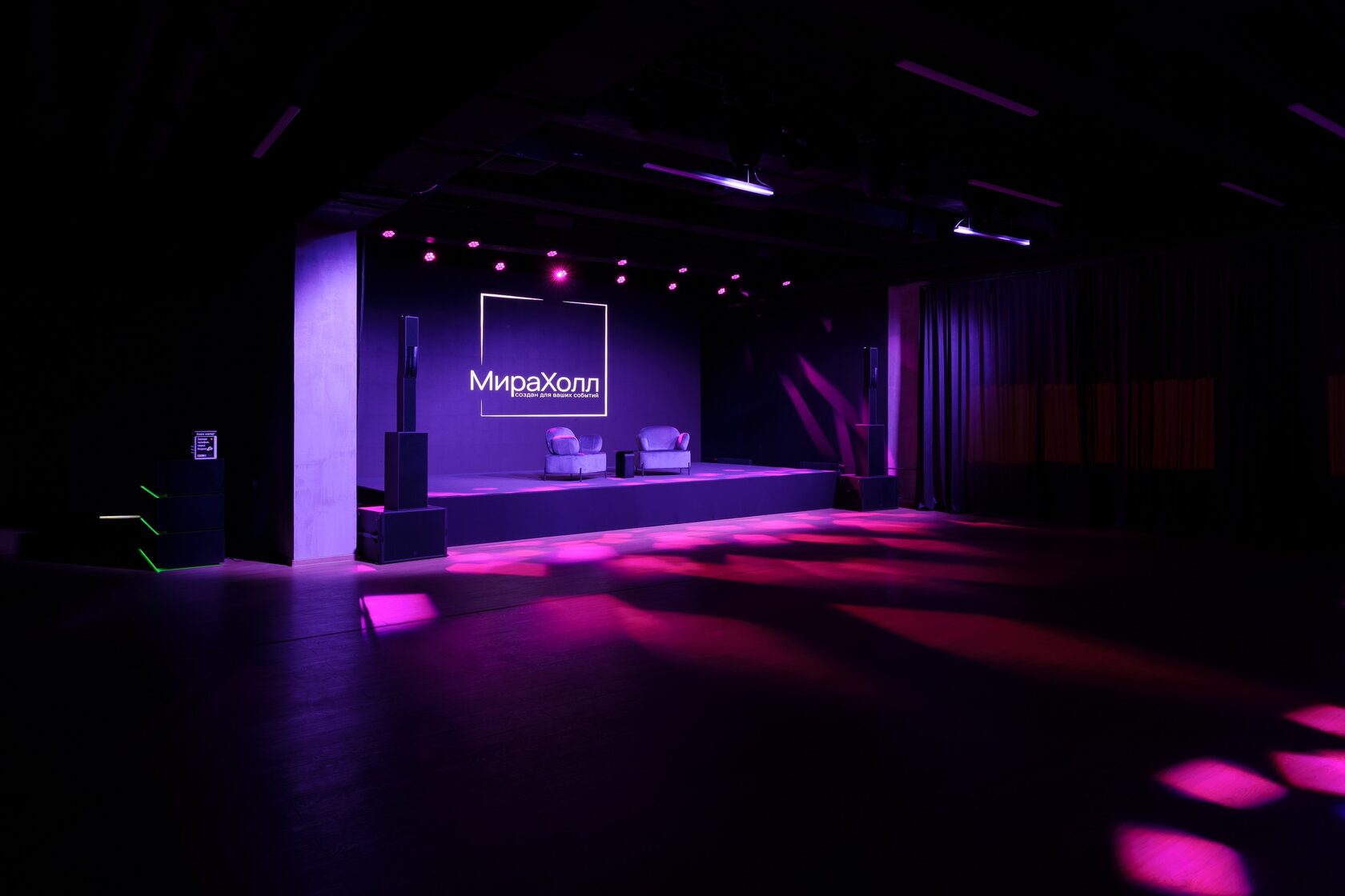 Фотография 1 площадки Mira Hall: зал со сценой 420 м²