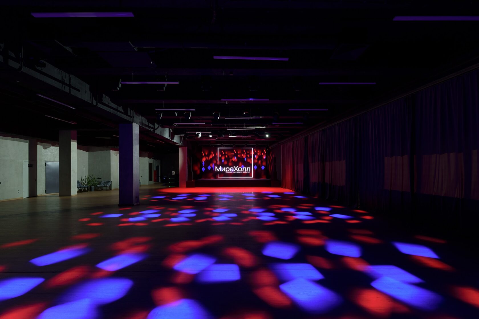 Фотография 2 площадки Mira Hall: зал со сценой 420 м²
