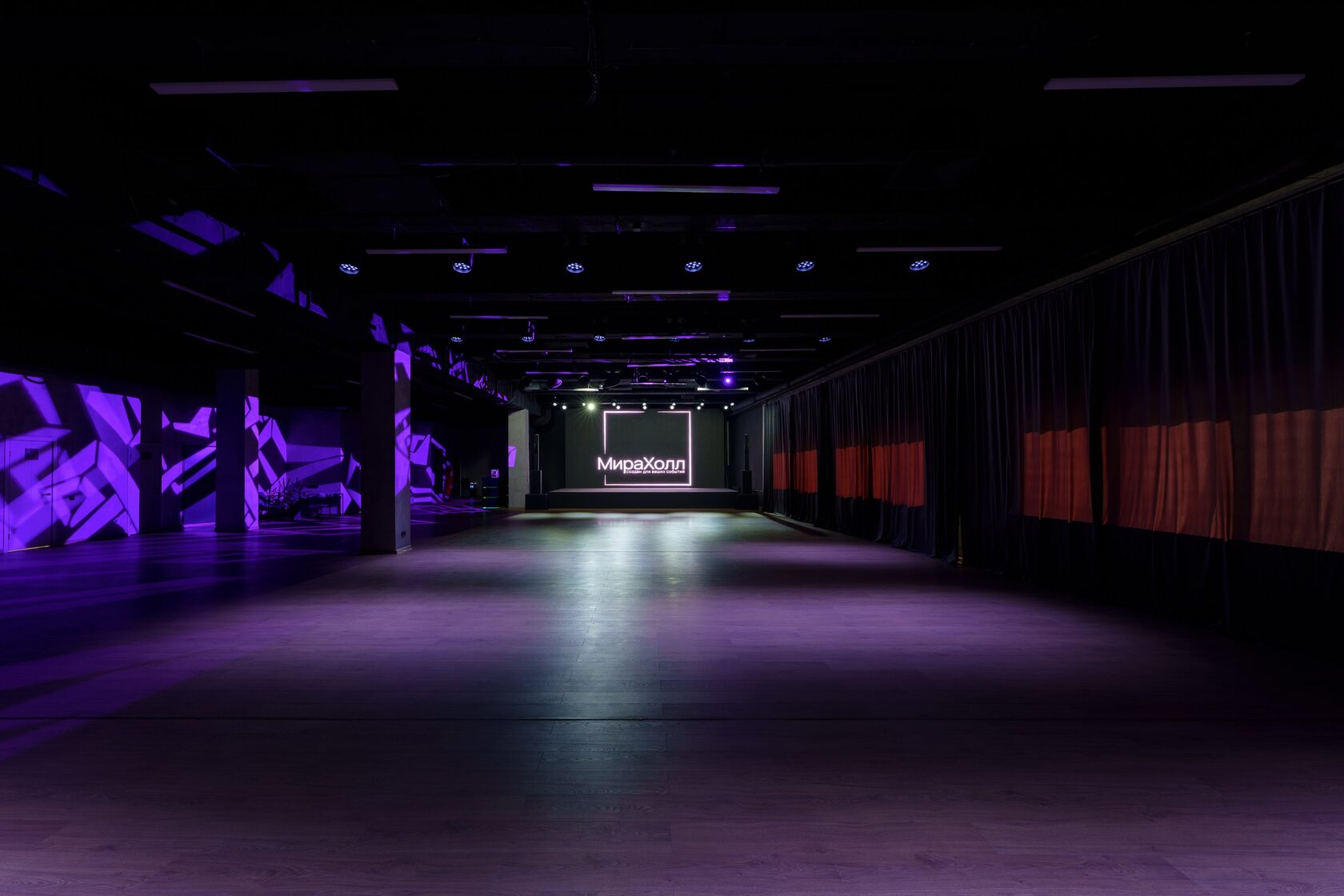 Фотография 3 площадки Mira Hall: зал со сценой 420 м²