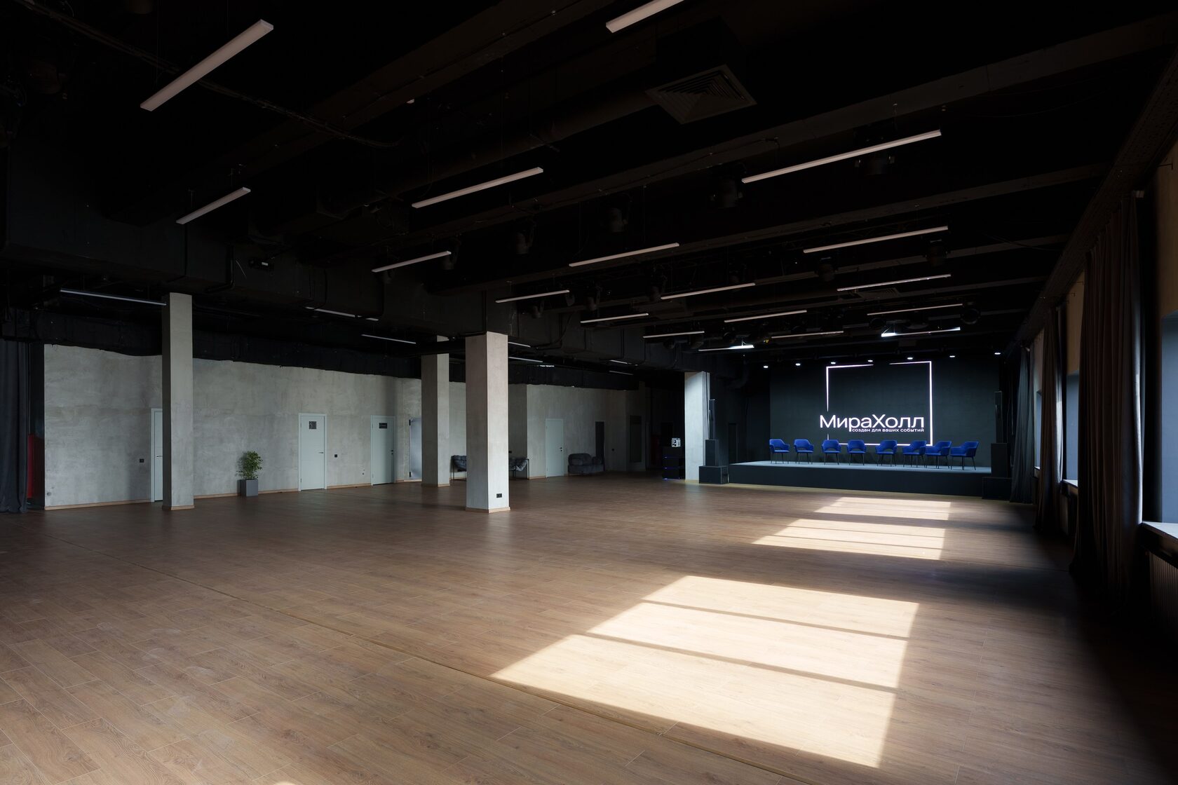 Фотография 10 площадки Mira Hall: зал со сценой 420 м²
