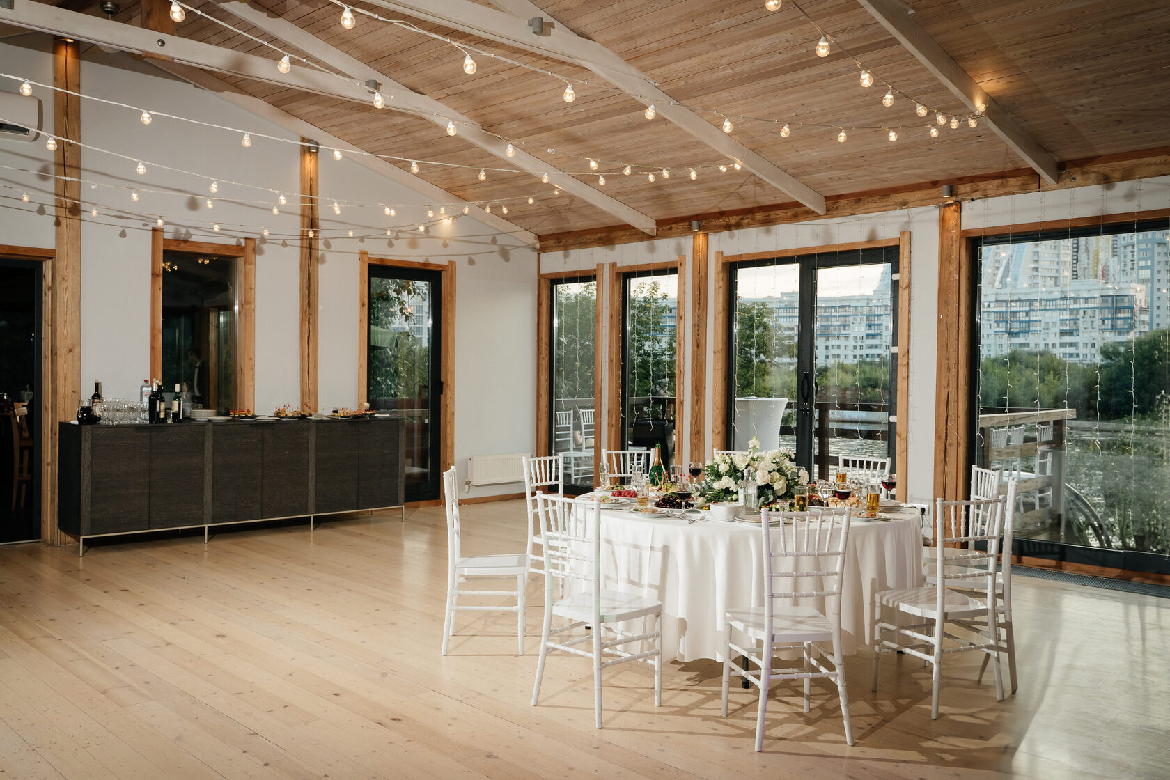 Фотография 1 площадки Loft House у реки: светлый зал с террасой, 142 м²