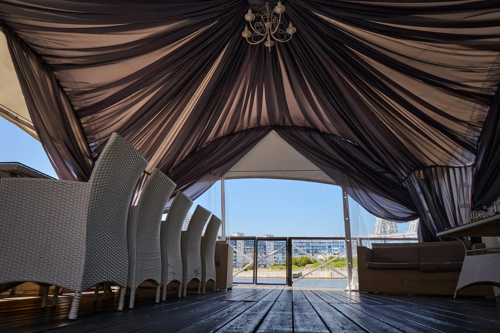 Фотография 7 площадки Loft House у реки: светлый зал с террасой, 142 м²