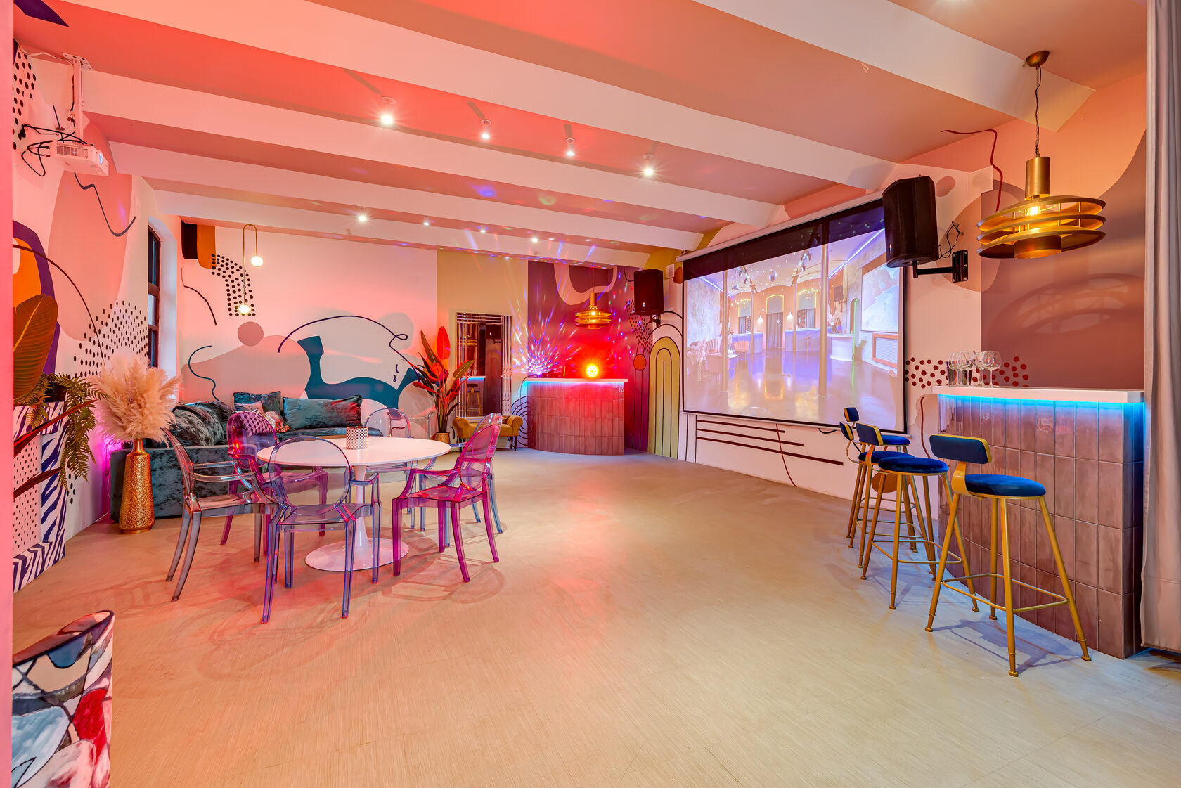 Фотография 3 площадки МАЙ Галерея на Электрозаводской: зал с верандой, 118 м²