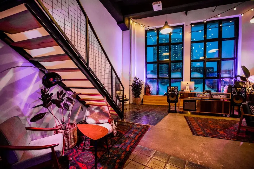 Фотография 8 площадки Room 404 на Савёловской: двухэтажный арт‑лофт 120 м²